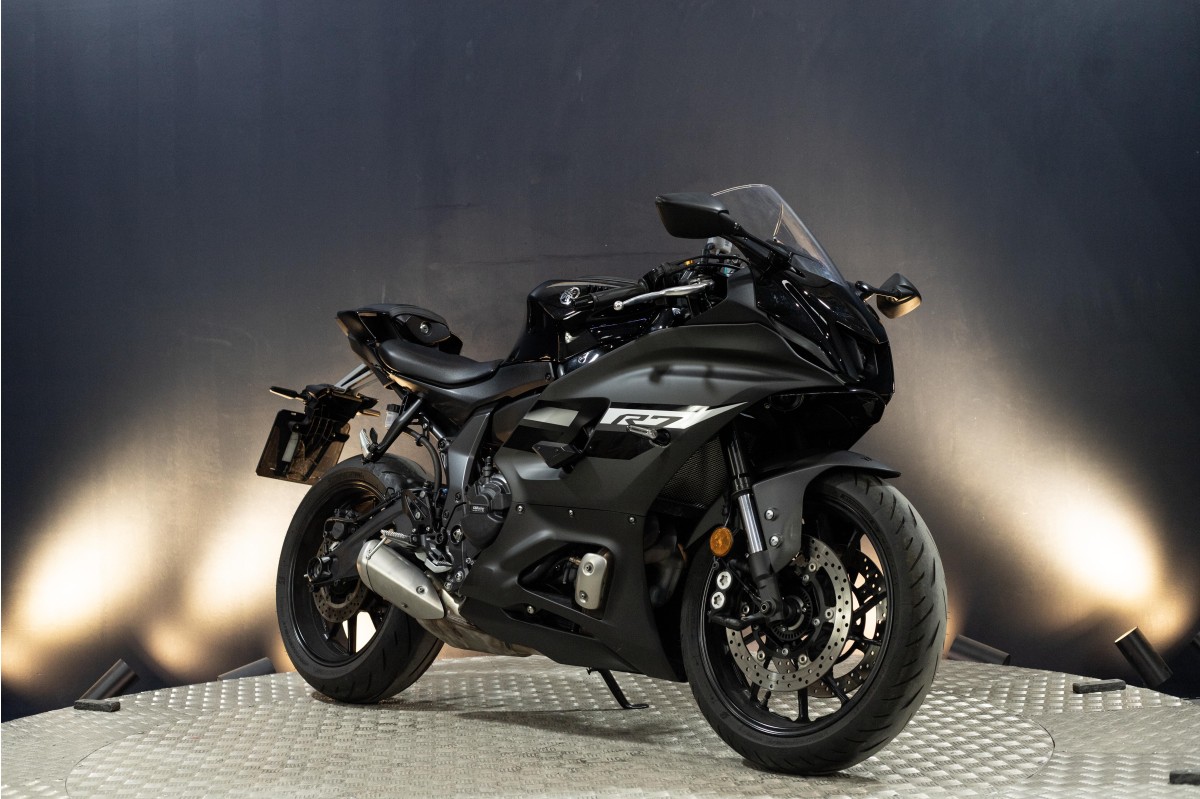 YAMAHA R7