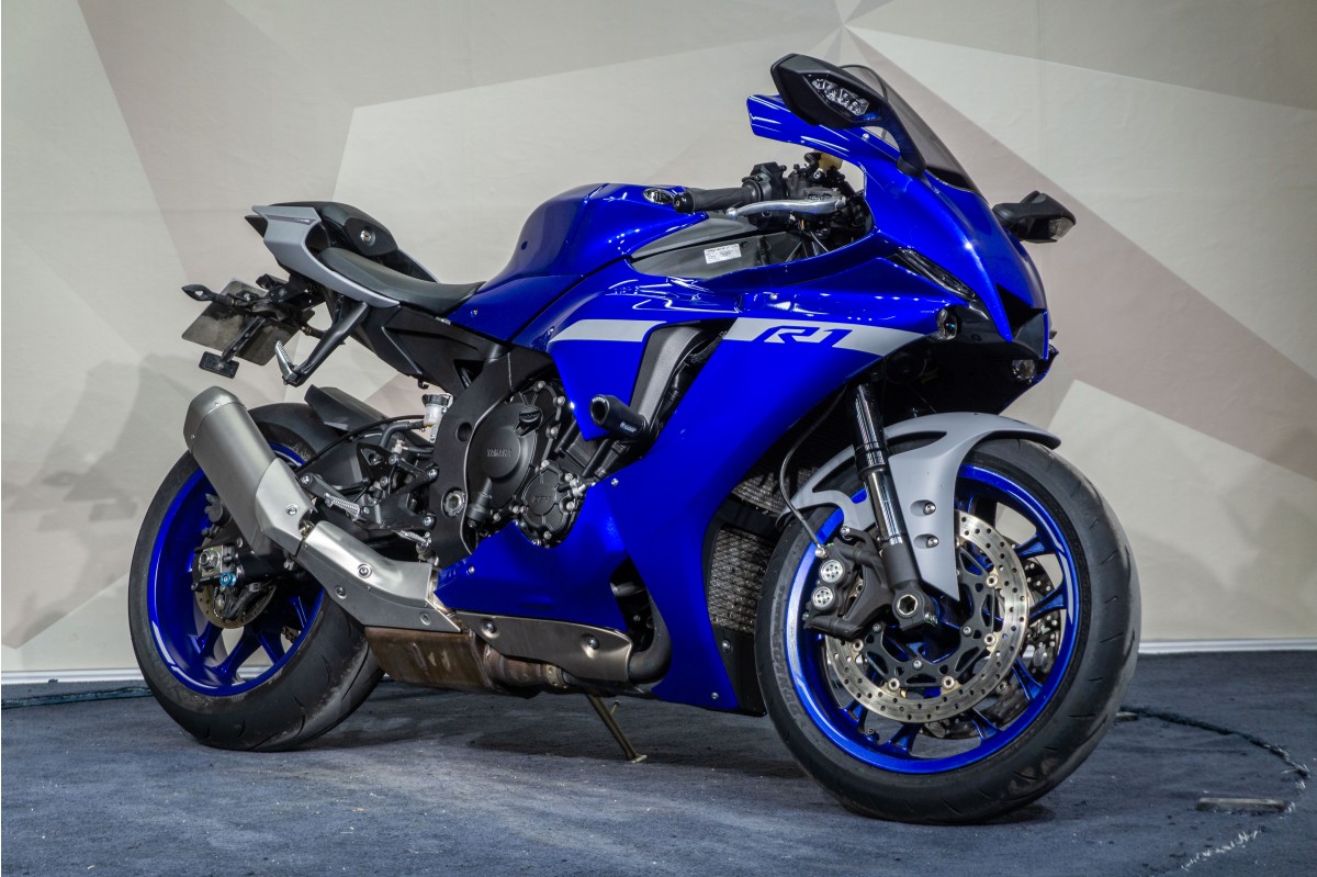 YAMAHA R1