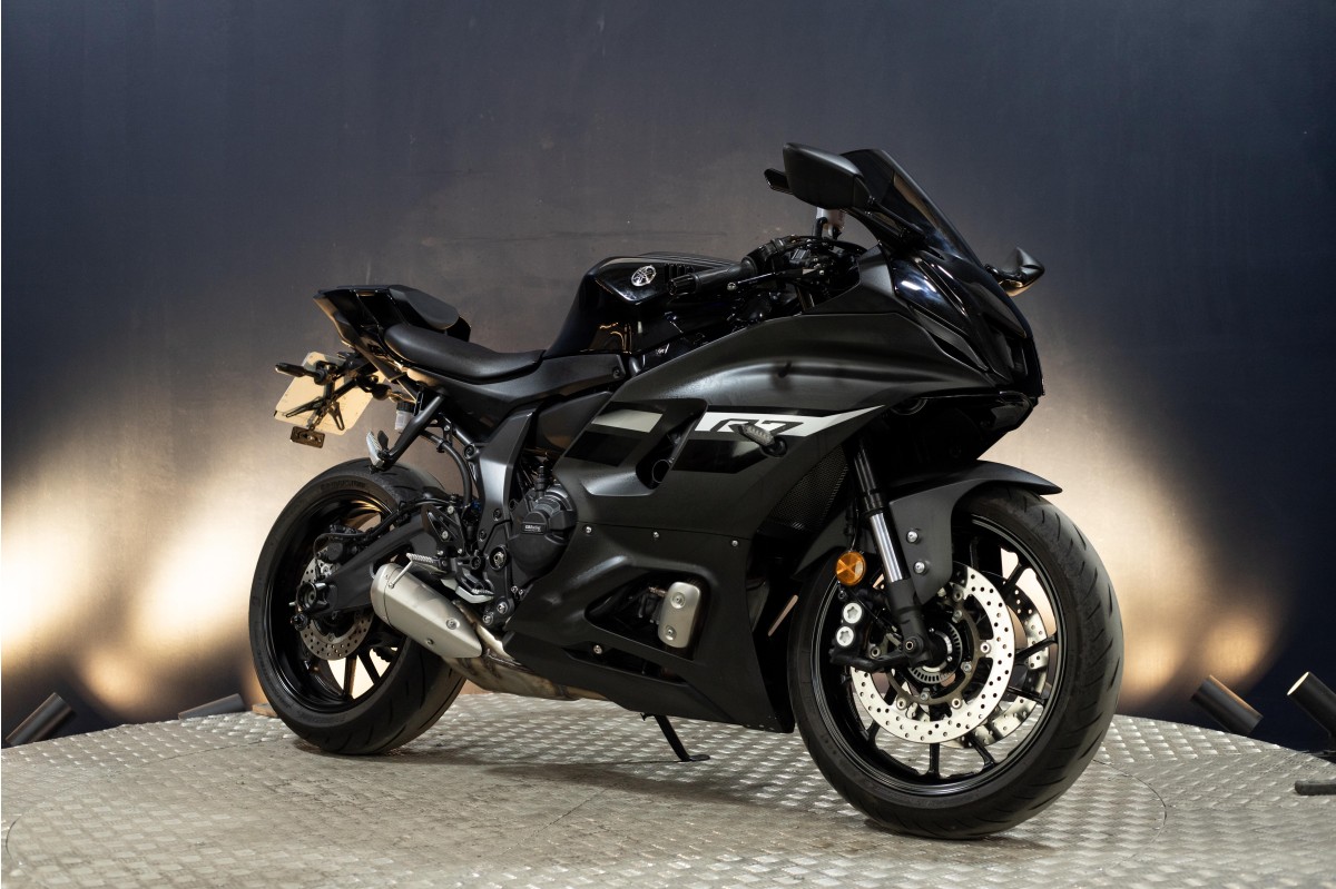 YAMAHA R7