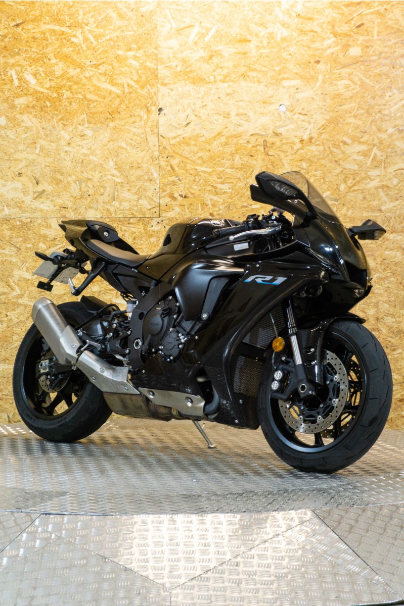 YAMAHA R1