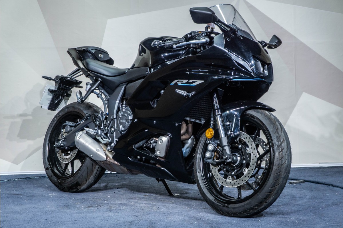 YAMAHA R7