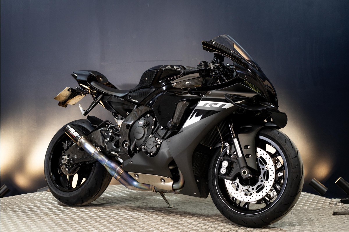 YAMAHA R1