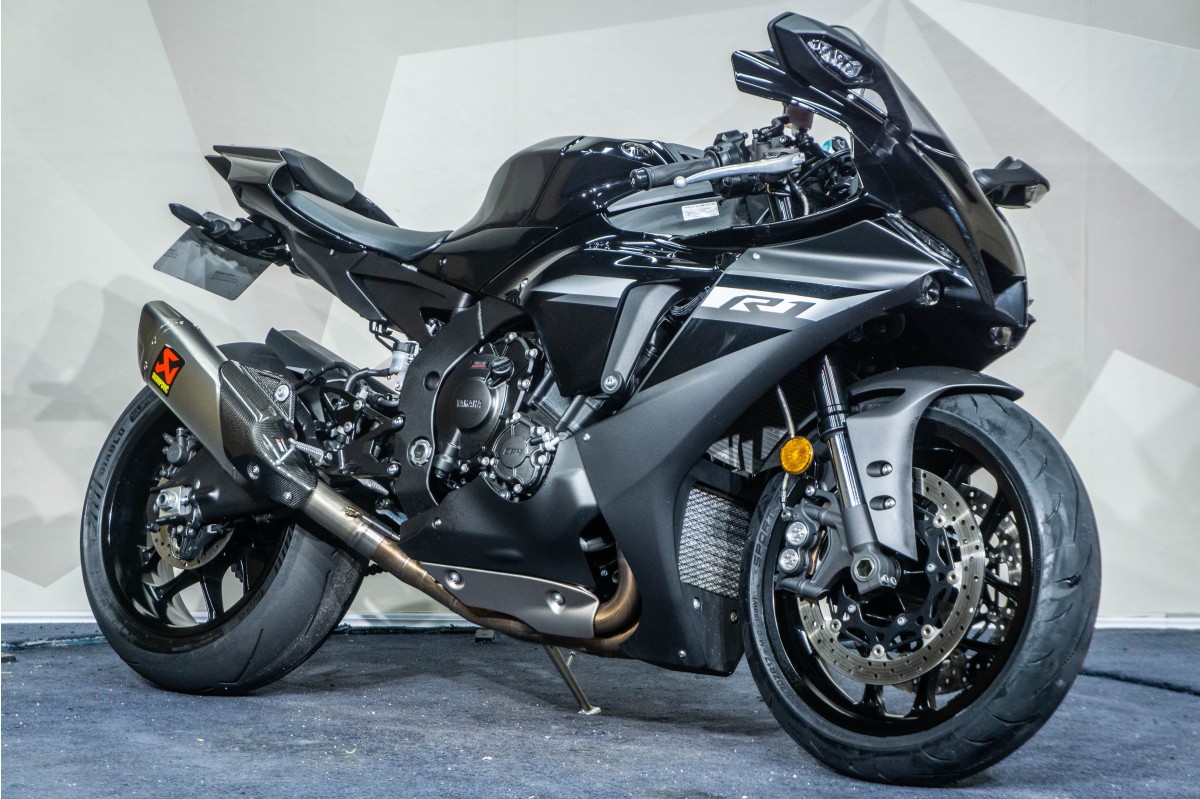 YAMAHA R1